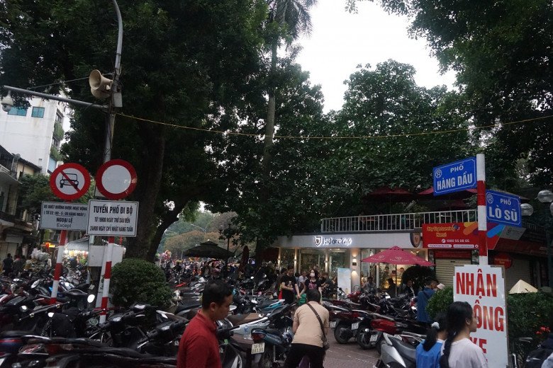 Với các bãi gửi xe gần phố đi bộ có giá khá cao nhưng người dân vẫn chấp nhận.