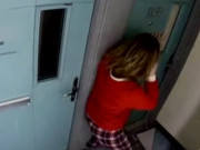 Clip Eva - Cô gái bị kẻ lạ mặt tấn công, xịt thuốc tẩy vào mắt ngay trước cửa nhà