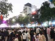 Tin tức - Đêm cuối cùng năm 2023: Người dân tại Thủ đô chen chân lên Hồ Gươm chờ đếm ngược, nhiều khách nước ngoài lựa chọn khác