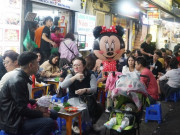 Tin tức - Dịch vụ hốt bạc trong đêm cuối năm ở Hà Nội: Kiếm một ngày bằng cả tháng, kỳ vọng năm 2024 khởi sắc