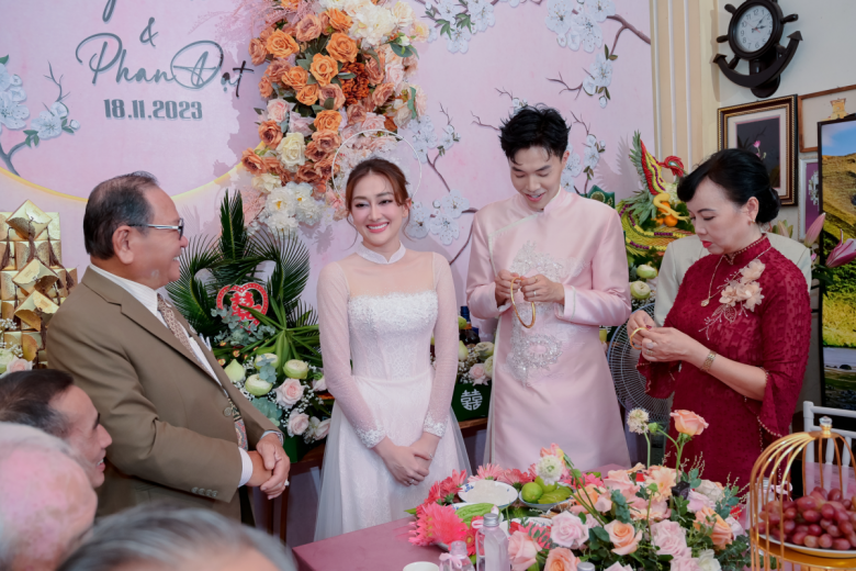 Nhà đẹp đón 2024 của mỹ nhân Việt cưới năm ngoái: Người được bố mẹ chồng tặng nhà, người ở biệt thự với con trai tỷ phú - 5