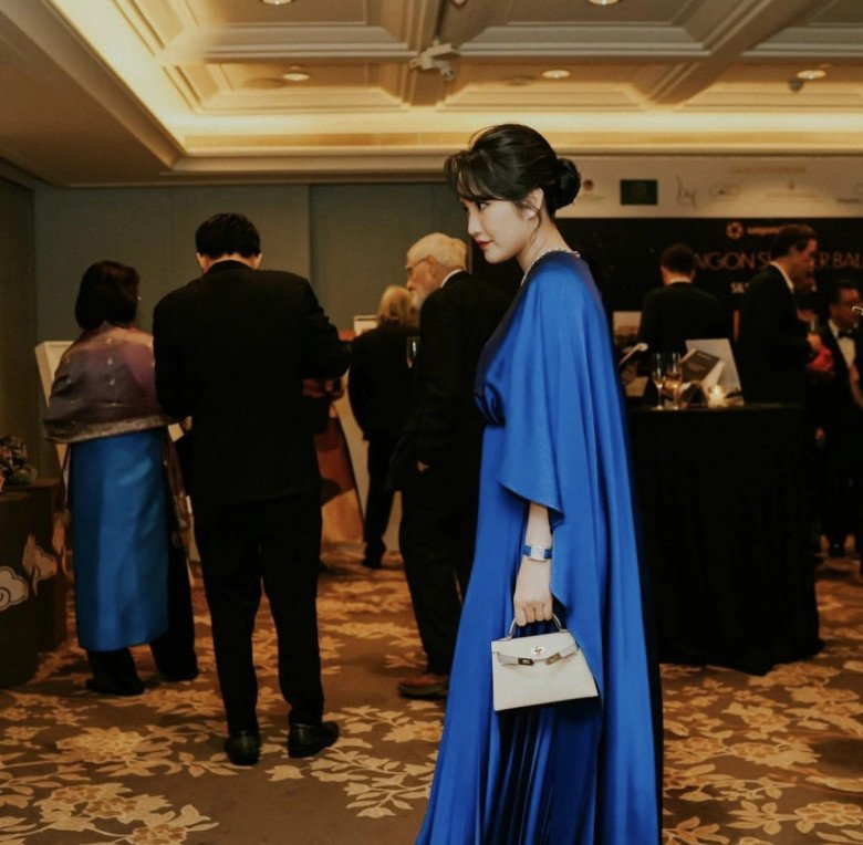 Vóc dáng người đẹp lộ nhiều thay đổi dù diện thời trang giấu bụng.