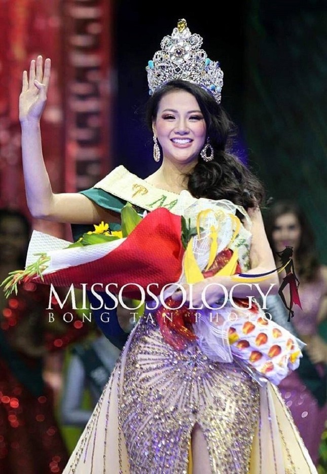 Phương Khánh đăng quang Miss Earth 2018