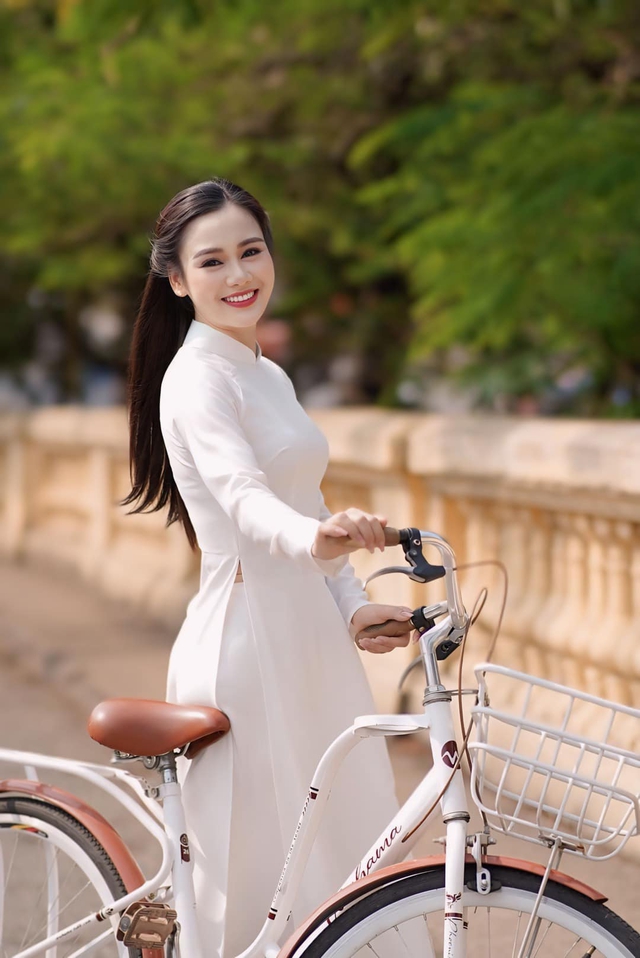 Thêm một điều nữa là đi làm phim rất vui. Khán giả xem trên phim nhiều drama, nhân vật khó chịu, cau có nhưng anh chị em diễn viên ê-kíp làm phim có nhiều năng lượng tích cực. Những câu chuyện vui ngoài giờ khiến chúng tôi cười thoải mái và thấy phấn chấn vui vẻ hơn nhiều - Huyền Sâm bày tỏ.