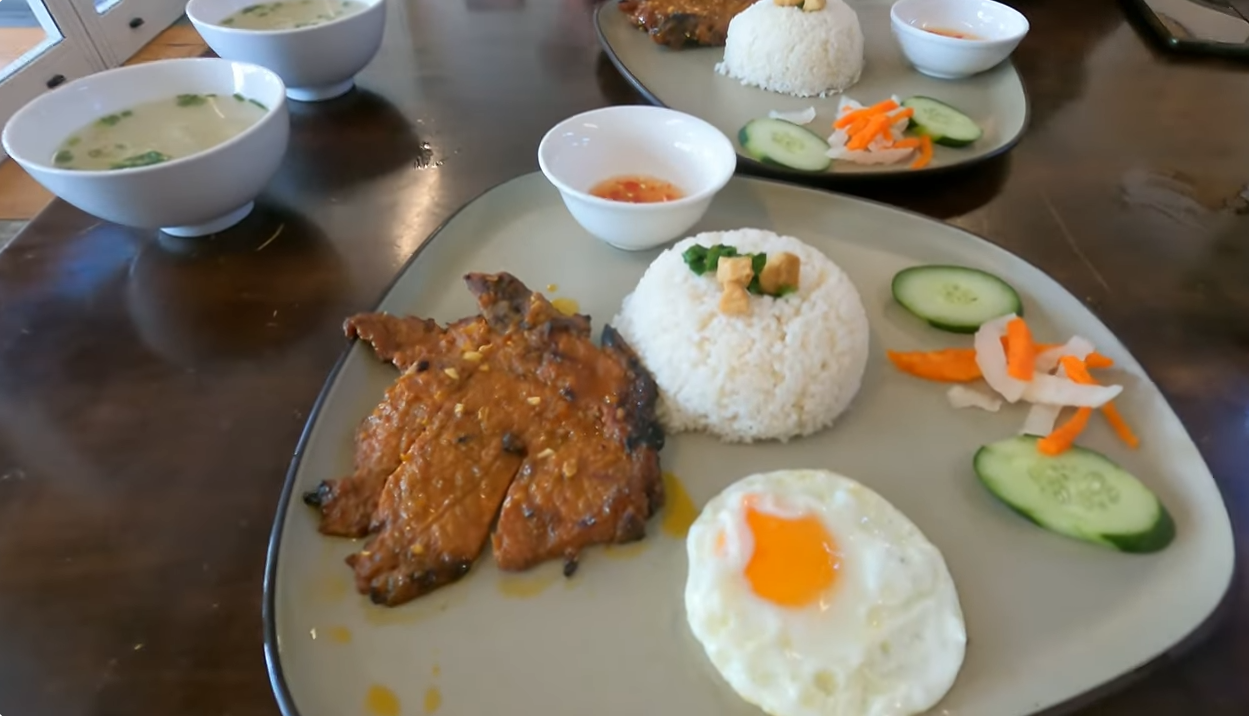 Món cơm tấm sườn nướng yêu thích của vị khách 42 tuổi 