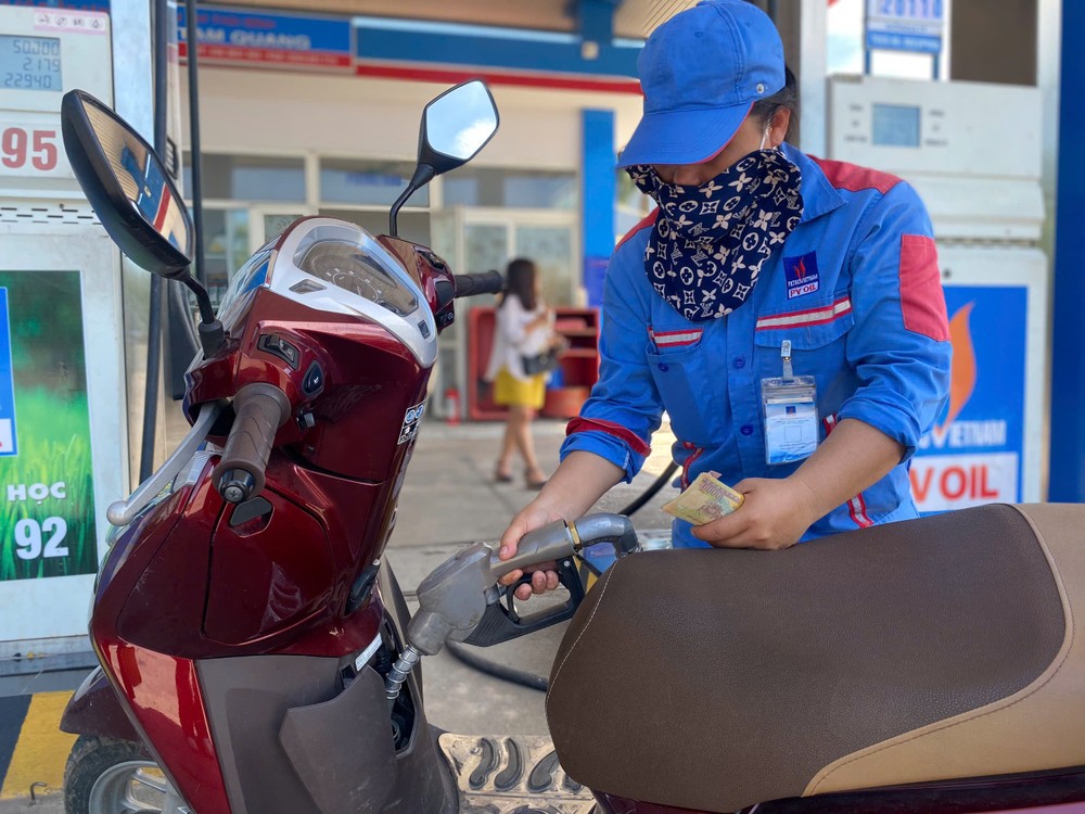 Từ 15 giờ hôm nay giá xăng giảm hơn 700 đồng/lít. Ảnh: MINH TRÚC