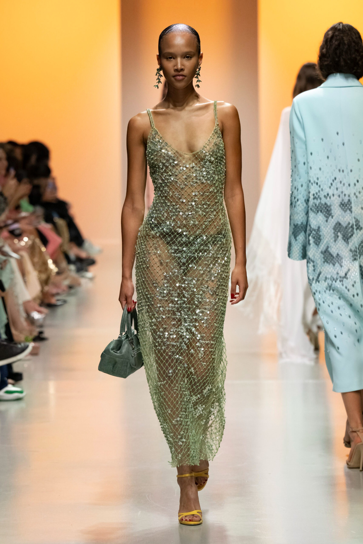 Váy lưới đính cườm và sequin của Georges Hobeika phù hợp với những chuyến nghỉ dưỡng trên biển.