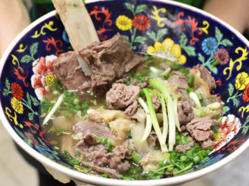 Món phở gần nửa cân thịt ở Hà Nội: Đựng trong tô khổng lồ, giới hạn suất ăn/ngày