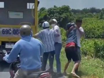 CLIP: Xác minh vụ người đi xe máy loạn đả với học viên và giáo viên dạy lái xe