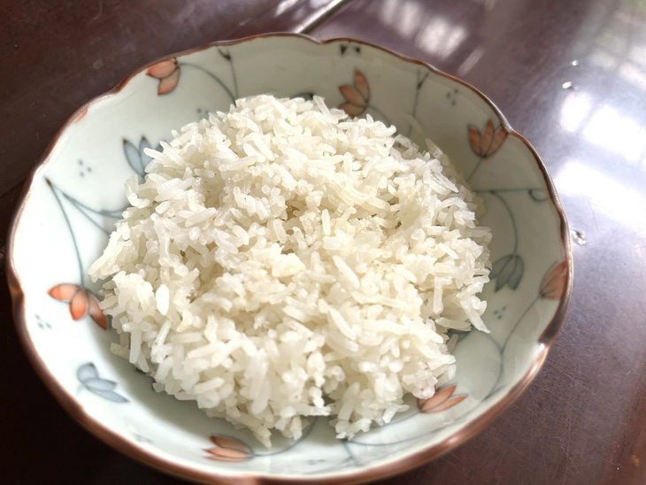 Balazs Bajka, một nhà sinh lý học tại Đại học Kings College London chia sẻ: Bạn có thể thay đổi thuộc tính một số loại thực phẩm để chúng trở nên lành mạnh hơn bằng cách nấu và làm nguội chúng. Tinh bột kháng là một loại chất xơ có trong nhiều loại thực phẩm (ngũ cốc nguyên cám, đậu, quả hạch, các loại hạt, chuối xanh...). Ngoài ra, chất dinh dưỡng này còn xuất hiện trong các thực phẩm chứa tinh bột thông thường như gạo, mì ống và khoai tây, sau khi được nấu chín và để nguội.