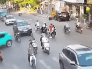 Tin tức - Khoảnh khắc xe taxi chạy lùi, tông hàng loạt phương tiện ở Bắc Ninh