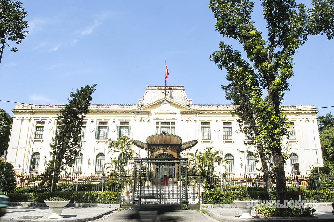 Bắc Bộ phủ là một trong những nơi đầu tiên quân đội Nhân dân Việt Nam tiếp quản tại Thủ đô vào ngày trọng đại 70 năm về trước. Tòa nhà Bắc Bộ phủ mang phong cách kiến trúc Pháp cổ điển này được xây dựng vào năm 1918 trên phần đất của chùa Báo Ân xưa.