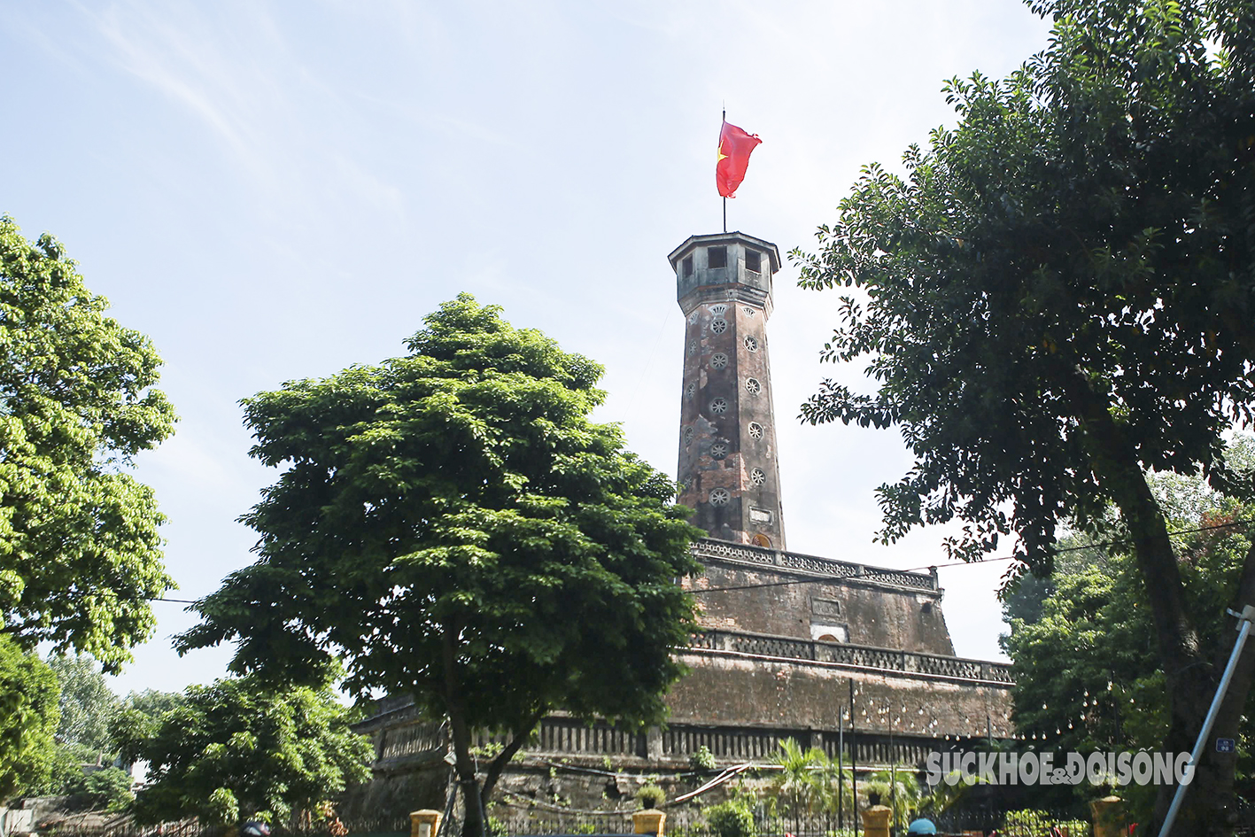 Cột cờ Hà Nội hay còn gọi là Kỳ đài Hà Nội được xây dựng dưới triều Nguyễn. Đây là một “chứng nhân lịch sử” cho tinh thần kiên cường, bất khuất của người dân Thủ đô, là nơi diễn ra lễ thượng cờ lịch sử chiều 10/10/1954.img src/upload/4-2024/images/2024-10-06/1728174886-nhung-dia-danh-mang-dau-an-ngay-giai-phong-thu-do-ha-noi-16-7585-width1417height945.jpg width660 /