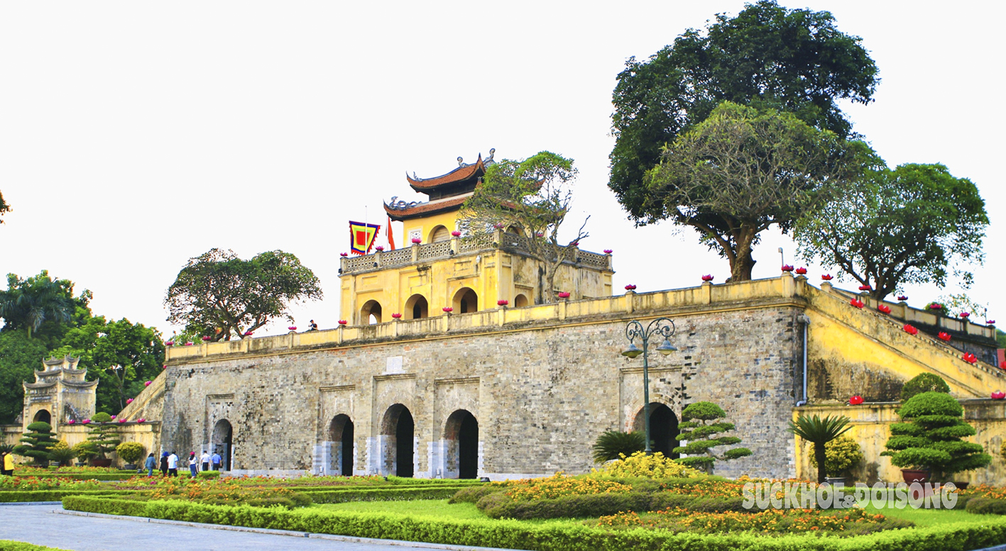 Đoan Môn - Hoàng thành Thăng Long chính là nơi hội quân của Quân đội Nhân dân Việt Nam khi vào tiếp quản Thủ đô trong ngày 10/10/1954. Đoan Môn là một trong những cổng chính dẫn vào Cấm thành. Di tích nằm ở hướng Nam của điện Kính Thiên thẳng trục với Cột cờ Hà Nội.