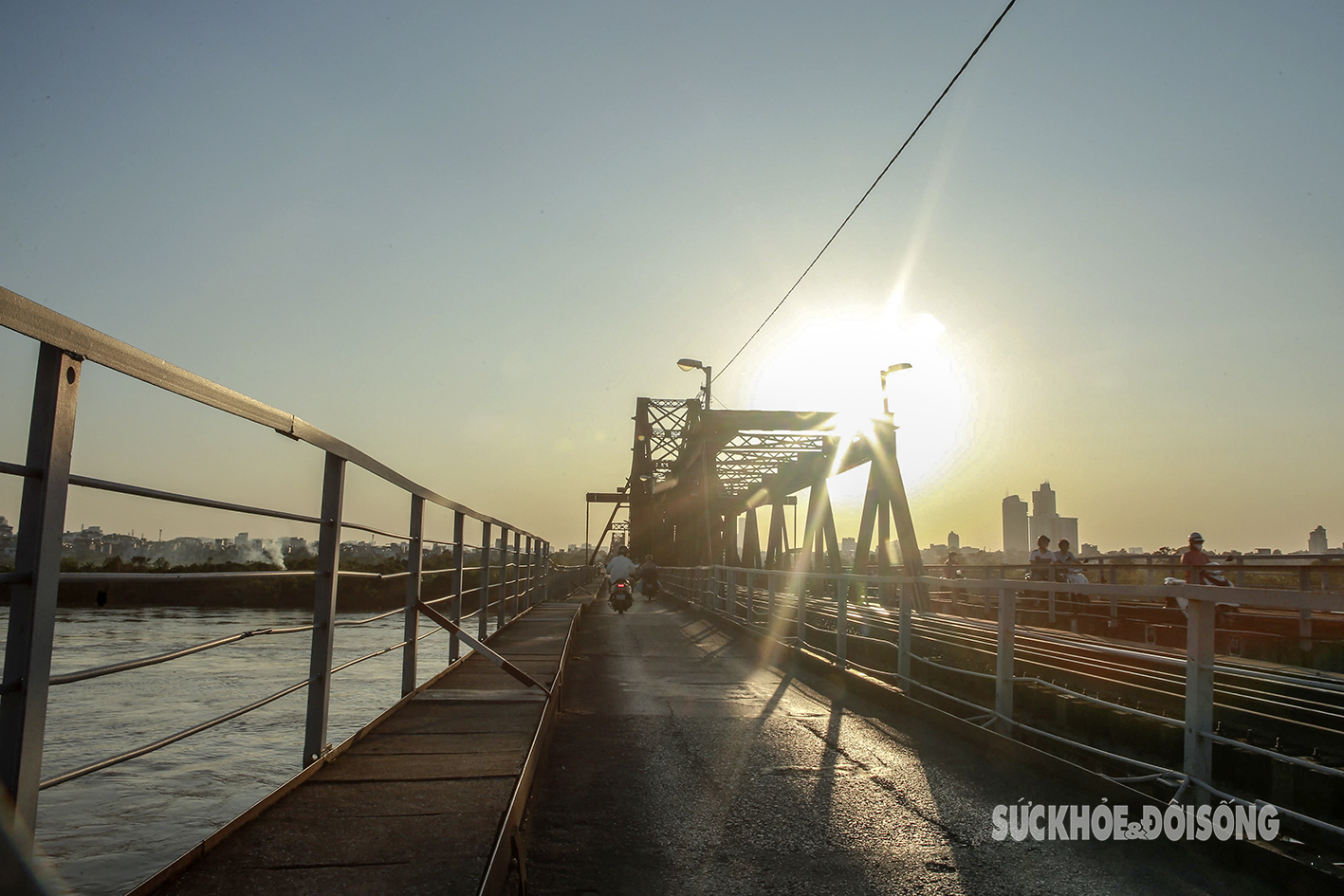 Cầu Long Biên đã tồn tại hơn 100 năm qua, đồng hành với những cột mốc quan trọng của Thủ đô Hà Nội.