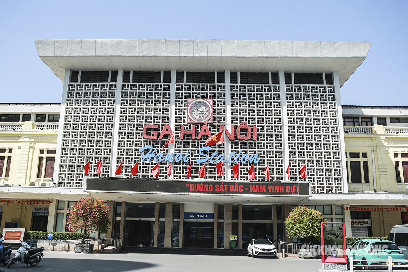 Ga Hà Nội là một trong những cơ sở đầu tiên được lực lượng ta tiếp quản từ quân Pháp vào sáng 9/10/1954. Đến nay, những chuyến tàu vẫn khởi hành ngày đêm suốt 70 năm qua.