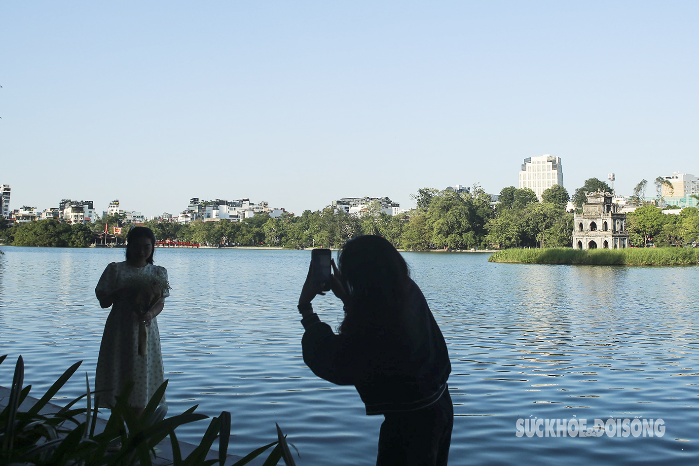 Hồ Hoàn Kiếm (hay còn gọi là Hồ Gươm), tại đây có Tháp Rùa nhô lên giữa lòng Hồ tạo điểm nhấn cho trung tâm của Hà Nội.