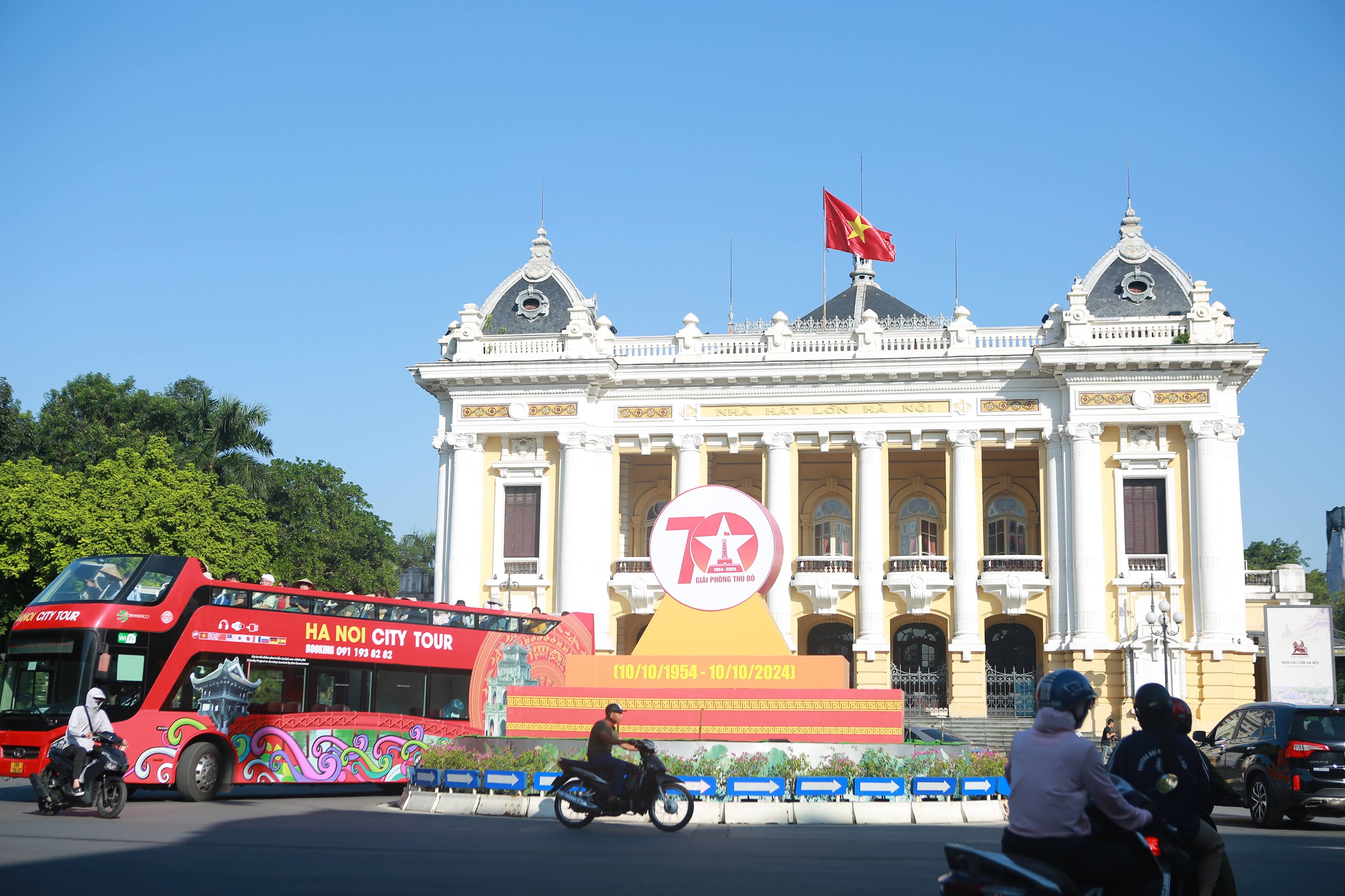 Nhà hát Lớn Hà Nội là nơi vang lên hồi còi báo hiệu lễ thượng cờ lịch sử vào 15h ngày 10/10/1954. Đây là một trong những trung tâm văn hóa quan trọng của Thủ đô, thường xuyên diễn ra các hoạt động văn hóa, biểu diễn nghệ thuật.