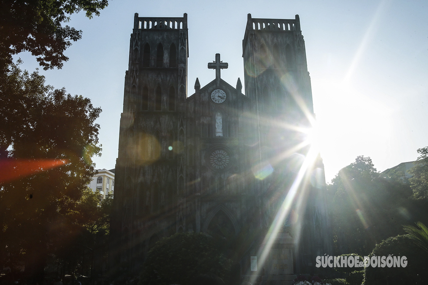 Ngoài ra ở Thủ đô còn có nhiều di tích, điểm nổi tiếng gắn liền được nhiều người biết đến như Nhà Thờ Lớn.