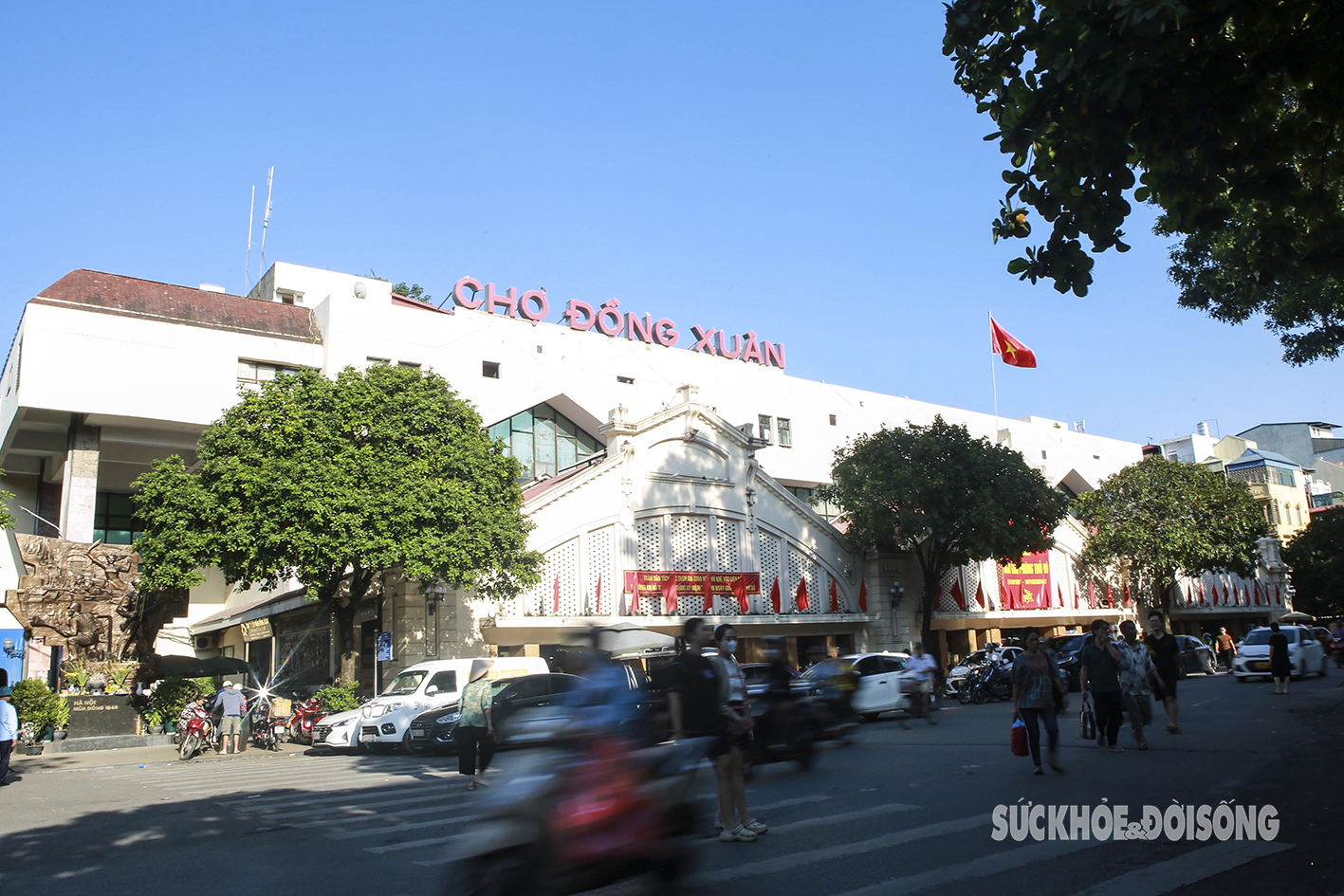 Chợ Đồng Xuân, nơi đoàn quân tiếp quản Thủ đô đã đi qua để tiến về hội quân tại Thành cổ Hà Nội. Ngày nay, chợ Đồng Xuân là nơi giao thương tấp nập của các thương lái không chỉ của Hà Nội mà cả nước.