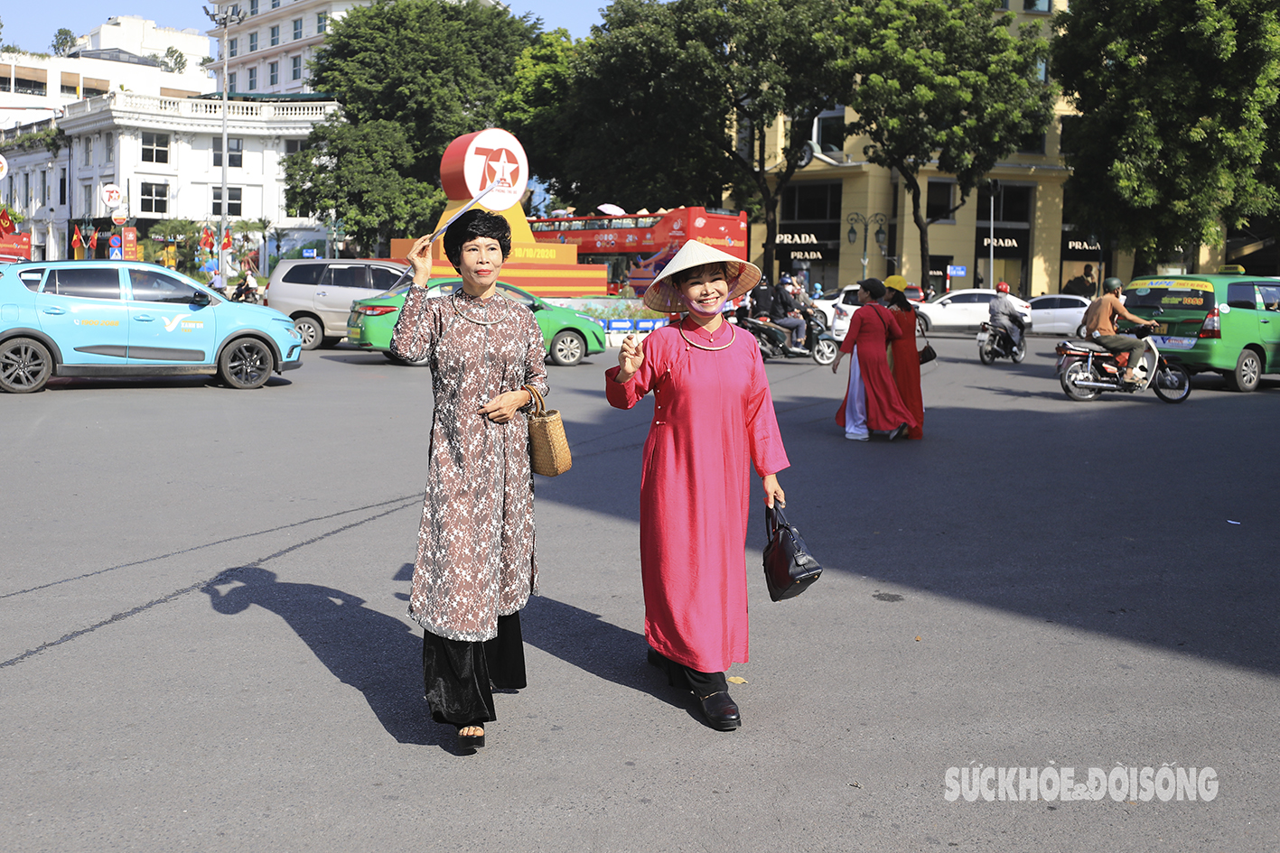 Vào những ngày này, trên đường phố Hà Nội nhiều khu vực được trang trí cờ hoa, cụm pano tuyên truyền cổ động đẹp mắt chào mừng 70 năm Ngày Giải phóng Thủ đô.