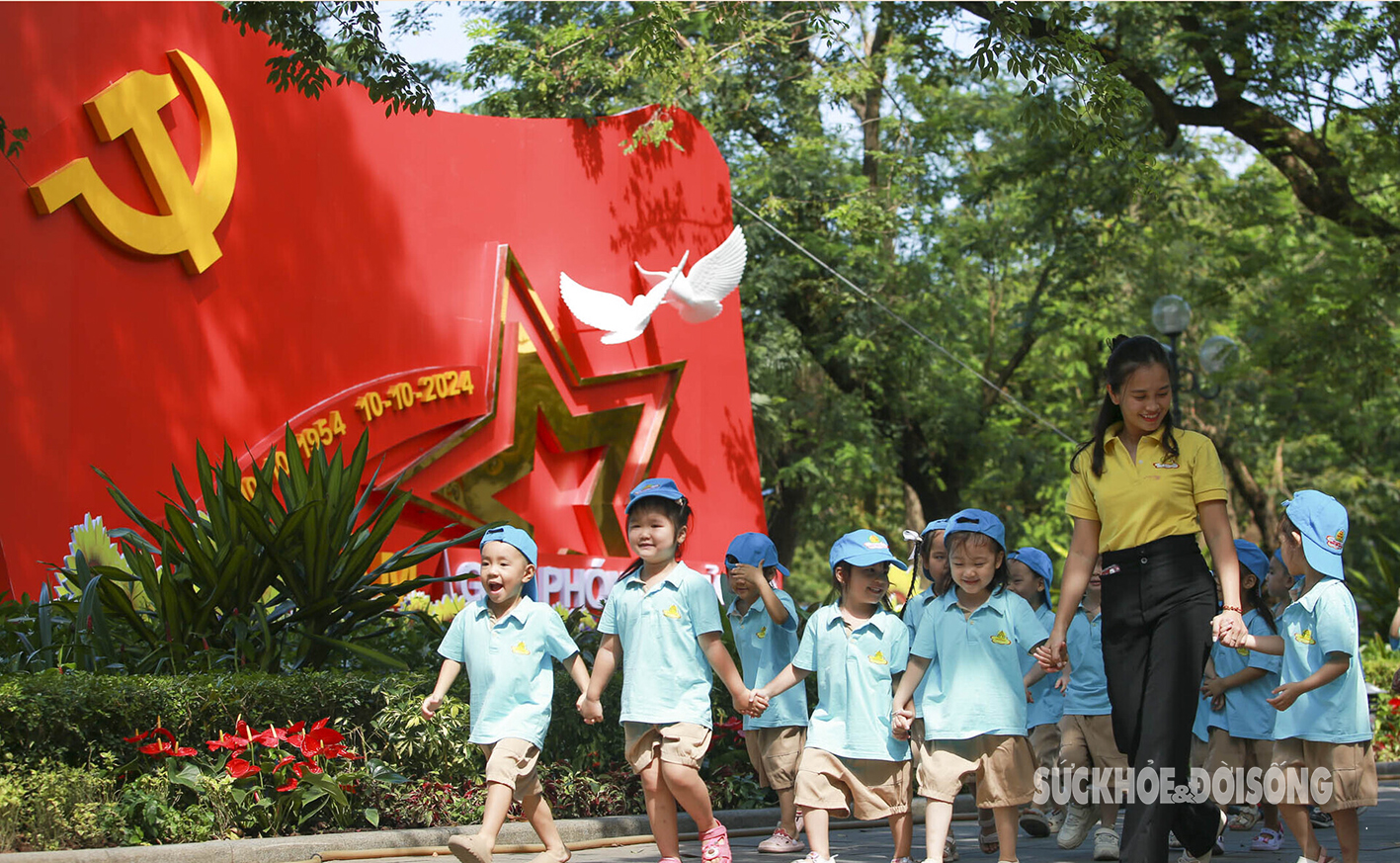 Khắp các con đường, góc phố đều được trang hoàng cờ Tổ quốc, băng rôn, khẩu hiệu. Người dân Hà Nội mừng vui, phấn khởi trước sự đổi thay tích cực của Thủ đô Hà Nội sau 70 năm Giải phóng.