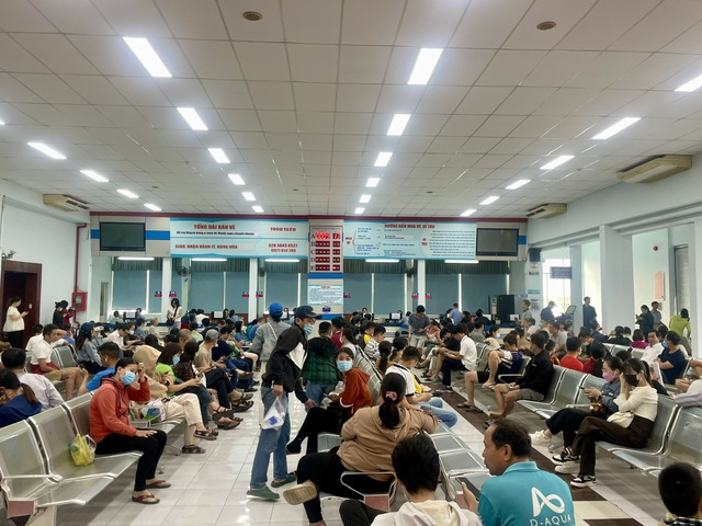 Tầng 1 - nơi phục vụ bán vé tàu Tết Ất Tỵ - đông đúc từ sáng sớm 6-10