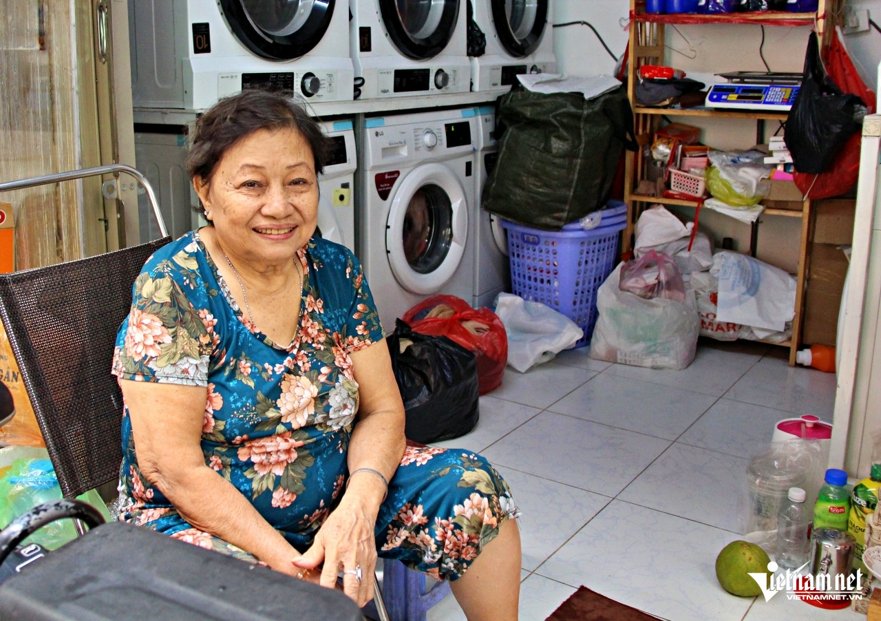 Về làm dâu tại hẻm nhà thùng từ năm 1969, bà Phấn chưa bao giờ nghĩ có ngày nơi đây lại trở nên sầm uất, san sát nhà cửa như bây giờ. Ảnh: Hà Nguyễn