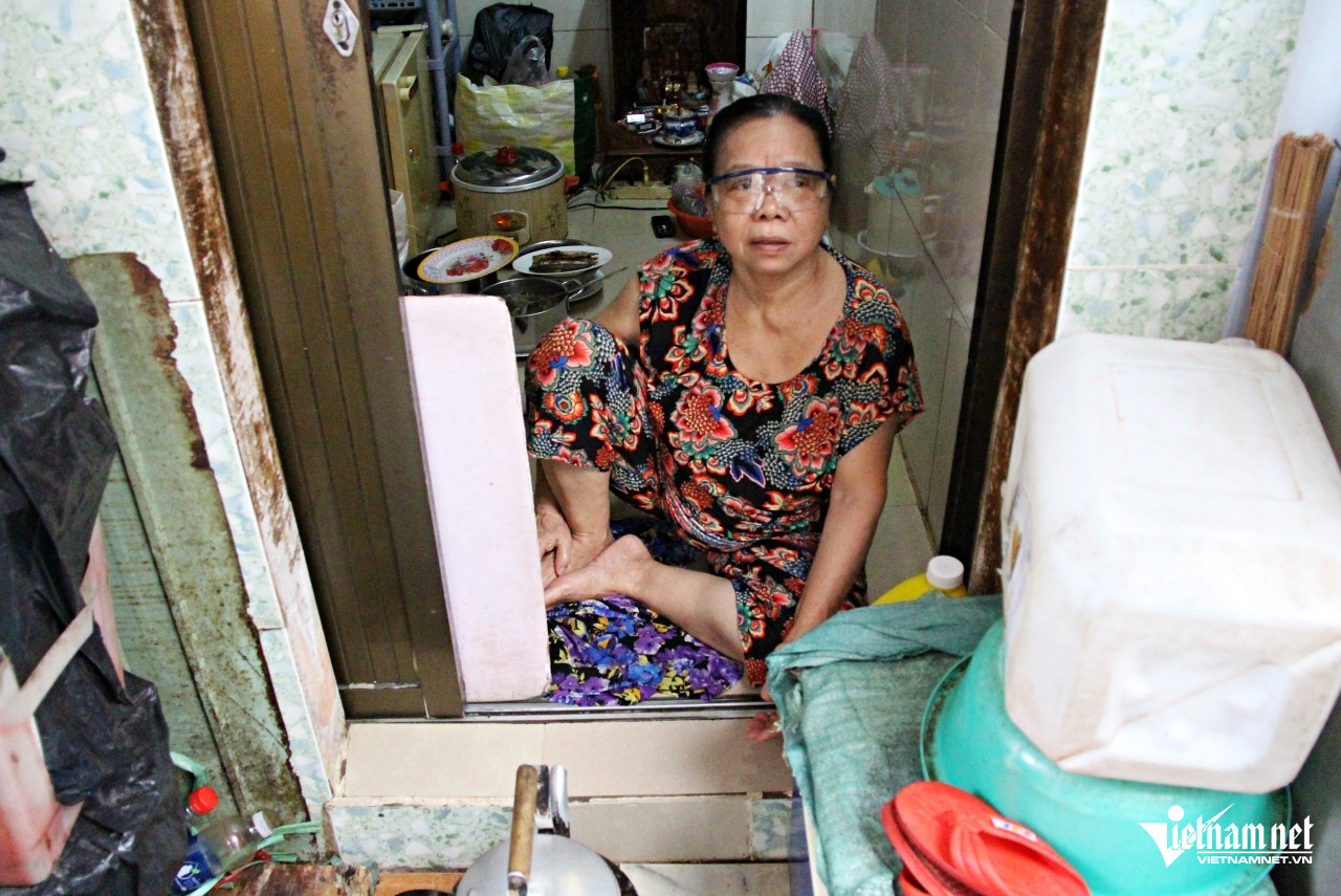 Bà Mừng gần như gắn bó cả đời với hẻm nhà thùng. Ảnh: Hà Nguyễn