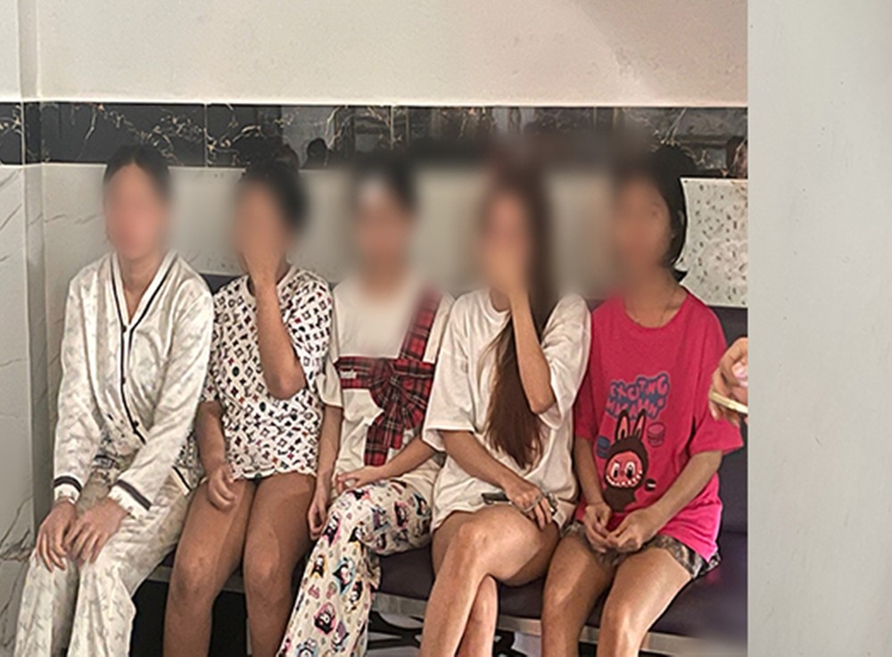 Đa số các nữ nhân viên massage ở đây còn rất trẻ và đều thiếu nợ của ông trùm.