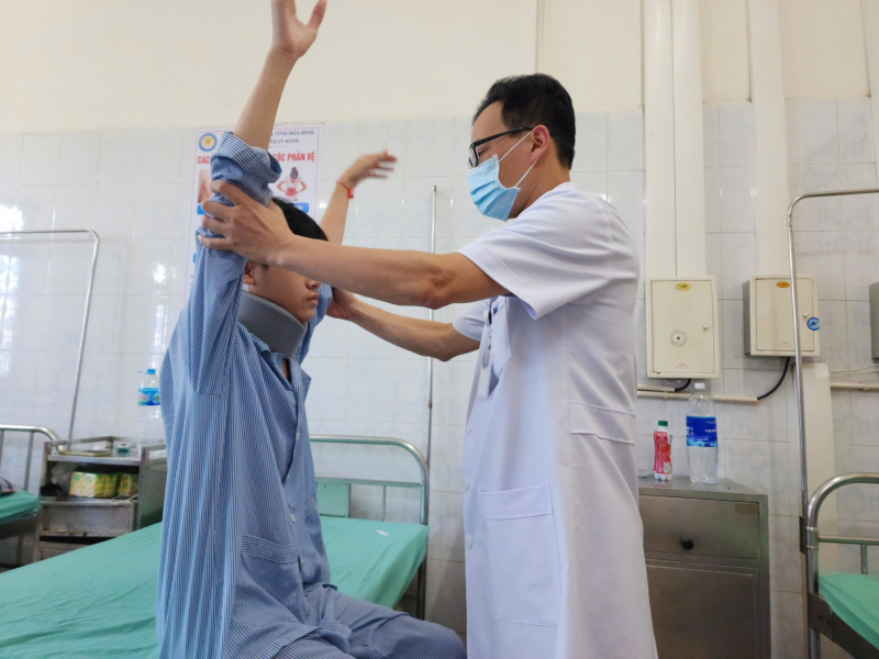 Nam sinh được bác sĩ hướng dẫn tập phục hồi chức năng để cải thiện tình trạng liệt.