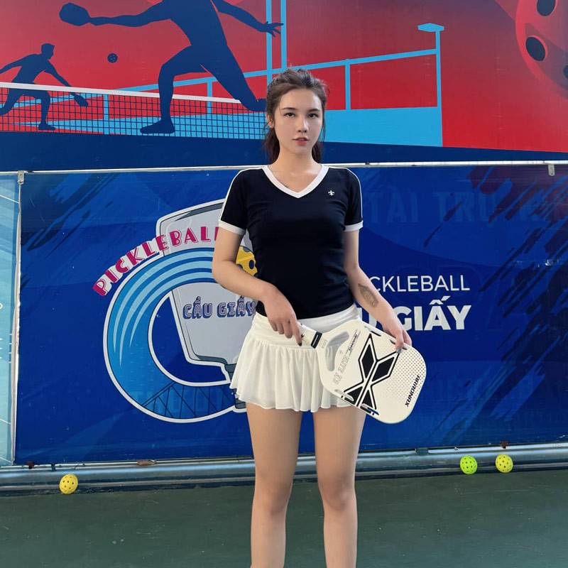 khẳng định, loạt ảnh ăn mặc phản cảm trên sân pickleball chỉ là ảnh ghép. Trong ảnh gốc, cô mặc trang phục hết sức kín đáo.