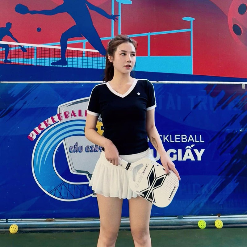 “Mình mới tập pickleball được 4 ngày. Hôm đó, mình chụp ảnh và đăng lên Facebook 2 tấm ảnh gốc. Bạn bè trong nhóm của mình thấy vậy thì chế ảnh trêu mình nhưng chỉ lưu truyền trong nội bộ nhóm. Không ngờ, ai đó đã lấy ảnh chế về đăng lên một hội nhóm và nói mình mặc phản cảm như vậy”, Ngọc Hiền kể.