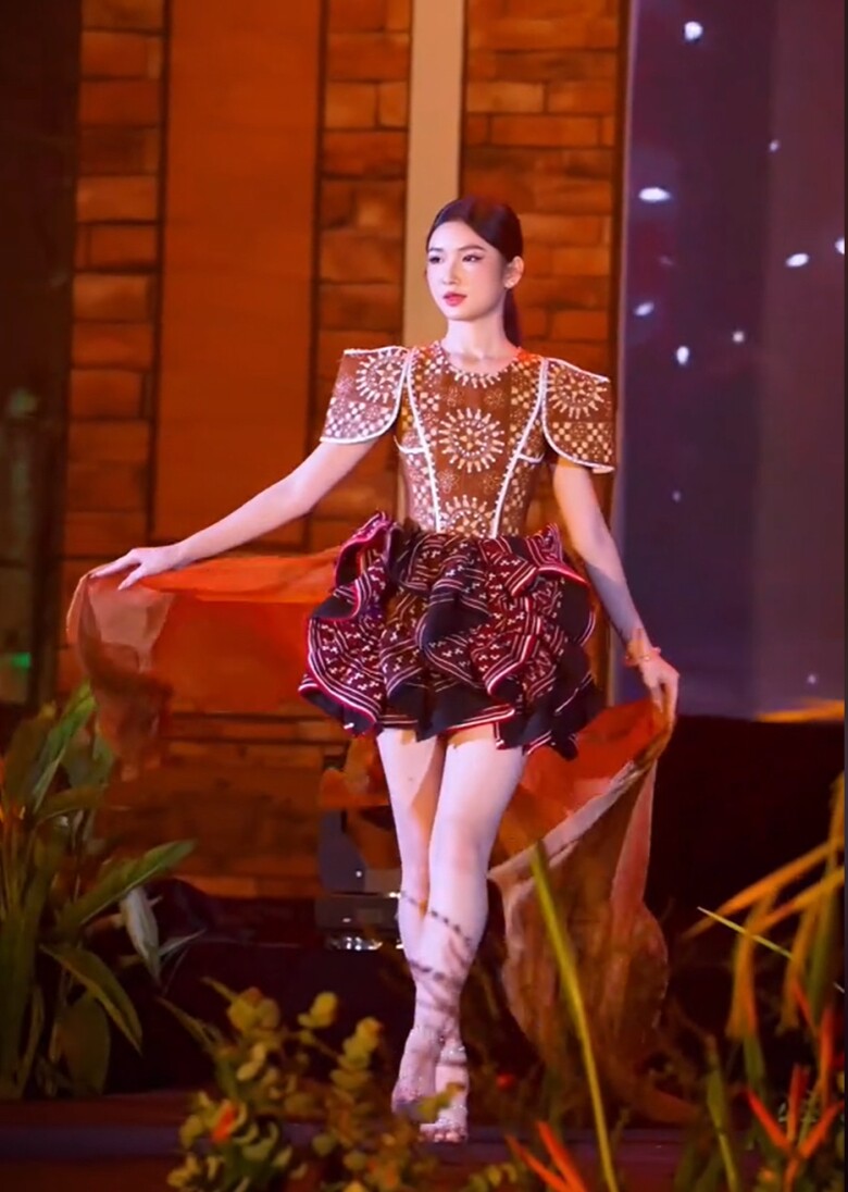 Lần đầu catwalk mặc dù có nhiều phần hồi hộp nhưng Nàng Mơ cũng đã hoàn thành tốt phần trình diễn của mình và nhận được sự khen ngợi của cộng đồng mạng khi ngày càng hoạt động nghệ thuật nghiêm túc và tránh xa dần những ồn ào trước đây. 