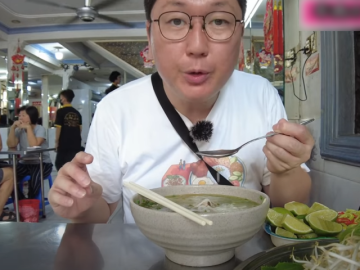 Khách Nhật thử phở bò ở quán 54 năm, khen 'ngon nhất TPHCM'