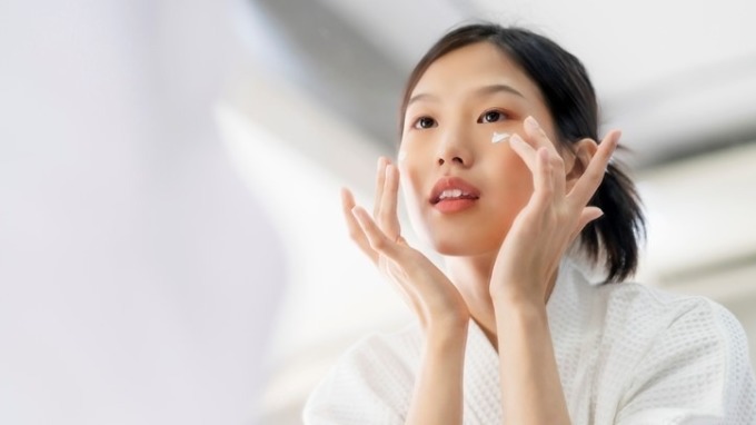 Ở độ tuổi 20, chuyên gia không khuyến khích sử dụng retinol, đổi lại nên tập trung vào chống nắng, bổ sung các chất chống oxy hóa thông qua ăn uống, mỹ phẩm.