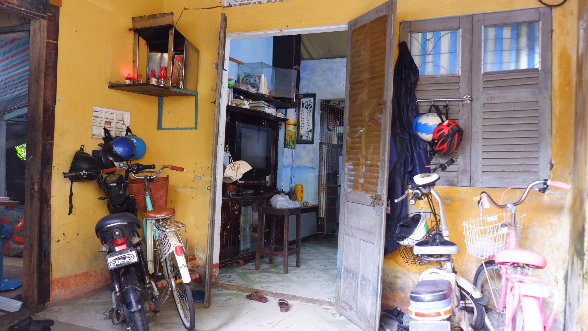 Những ngôi nhà tồi tàn, cũ kỹ đã hư hỏng nhưng không thể sửa chữa. Người dân ở đây cho biết, từ những năm 2000 các hộ dân trong tổ 9 đã nhận được thông báo của chính quyền về chủ trương quy hoạch, thu hồi đất để thực hiện Dự án Khu đất thương mại dịch vụ. Đến khoảng năm 2016, ngành chức năng đã tổ chức đo đạc, kiểm định và thực hiện áp giá đền bù cho các hộ dân. Nhưng chỉ một số hộ dân phía mặt tiền đường Nguyễn Văn Thoại nhận tiền đền bù, giải tỏa, trong khi các nhà phía sau vẫn im lìm suốt nhiều năm qua.