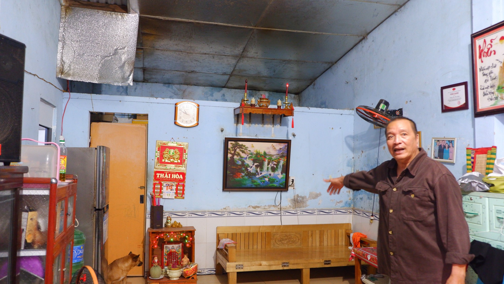 Ông Nguyễn Văn Huyến là một hộ dân sống tại tổ 9, phường Mỹ An. Ông Huyến cho biết, người dân mong ngóng dự án sẽ sớm được triển khai để người dân được đền bù, bố trí tái định cư thoát cảnh sống khổ sở trong nhà chật chội, ẩm thấp, xuống cấp.