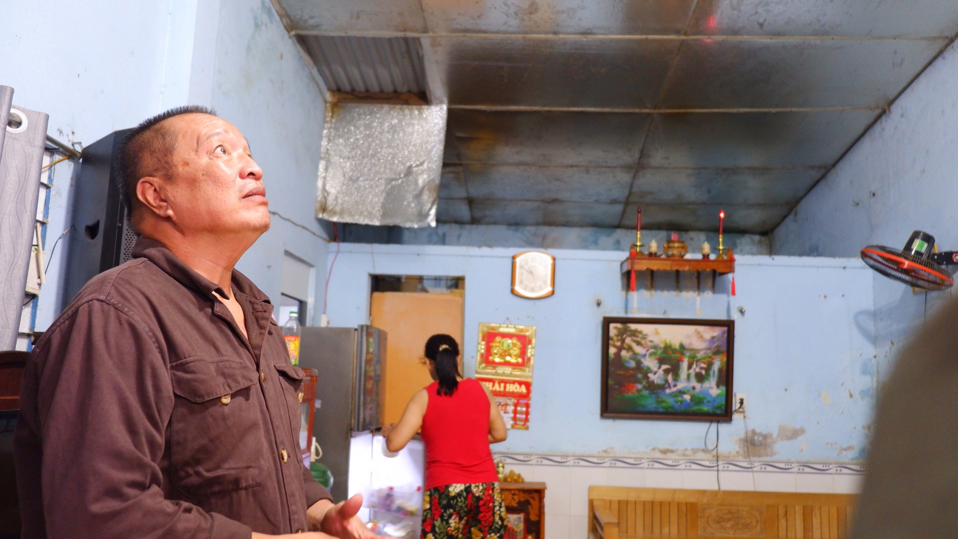 Ông Huyến ngán ngẩm cảnh sống trong ngôi nhà xuống cấp nhưng không thể sửa chữa, xây mới. Để có chỗ ngủ, ông phải kê thêm giường ở phòng khách, tận dụng mái hiên nhà để có chỗ ngủ. Trời mưa thì thấm, dột, ẩm ướt. Mùa nắng thì không thể nào ở trong nhà vì quá nóng. Người dân chỉ mong sớm được đền bù thỏa đáng, bố trí tái định cư để di dời kết thúc chuỗi ngày sống trong bất an, khổ sở, ông Huyến cho biết.