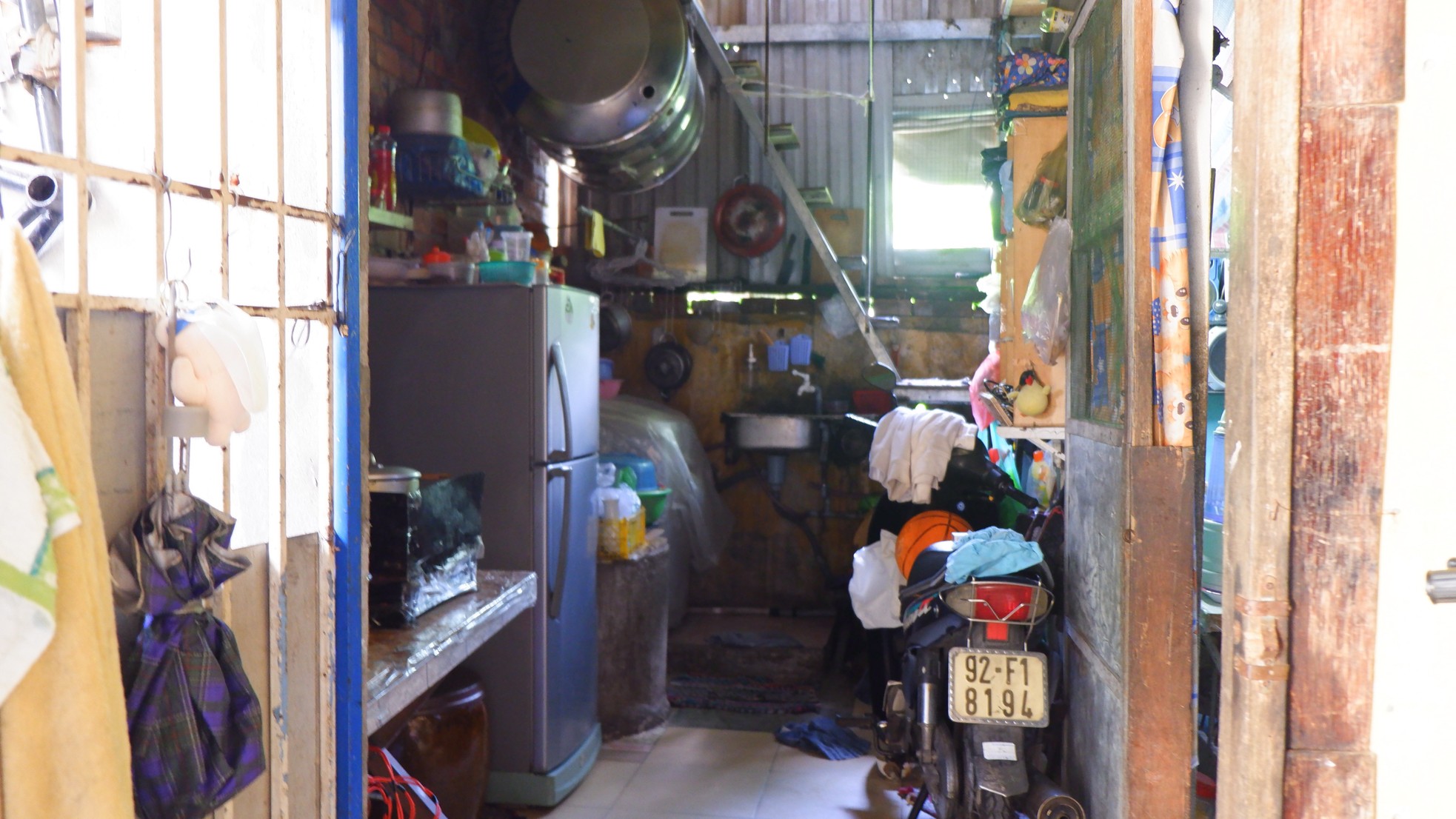 Gian bếp của gia đình được tận dụng hết mọi chỗ trống để làm nơi để đồ dùng, vật dụng nấu nướng. Lo nhất vẫn là vào mùa mưa bão, nhà cửa đổ sập lúc nào không hay. Mong sao dự án triển khai để người dân không còn phải sống trong khổ sở nữa, anh Thọ nói.