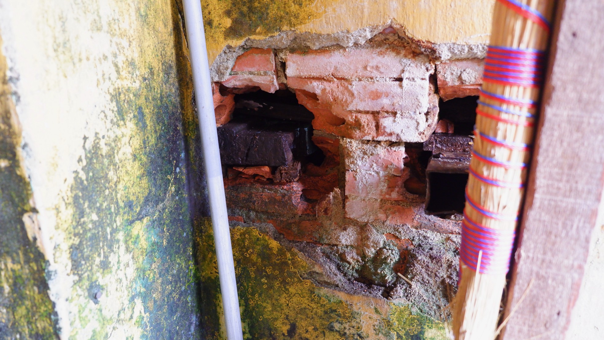 Căn nhà của bà Thạnh đã xuống cấp, hư hỏng nhiều vị trí nhưng không thể sửa chữa vì đang dính quy hoạch dự án. Để có chỗ ở cho con cháu, gia đình bà phải ngăn chia ra 3 phòng, mỗi phòng chưa tới 30m2 để làm nơi sinh hoạt cho gia đình 2 người con trai và có chỗ nấu nướng, sinh hoạt, ngủ nghỉ.