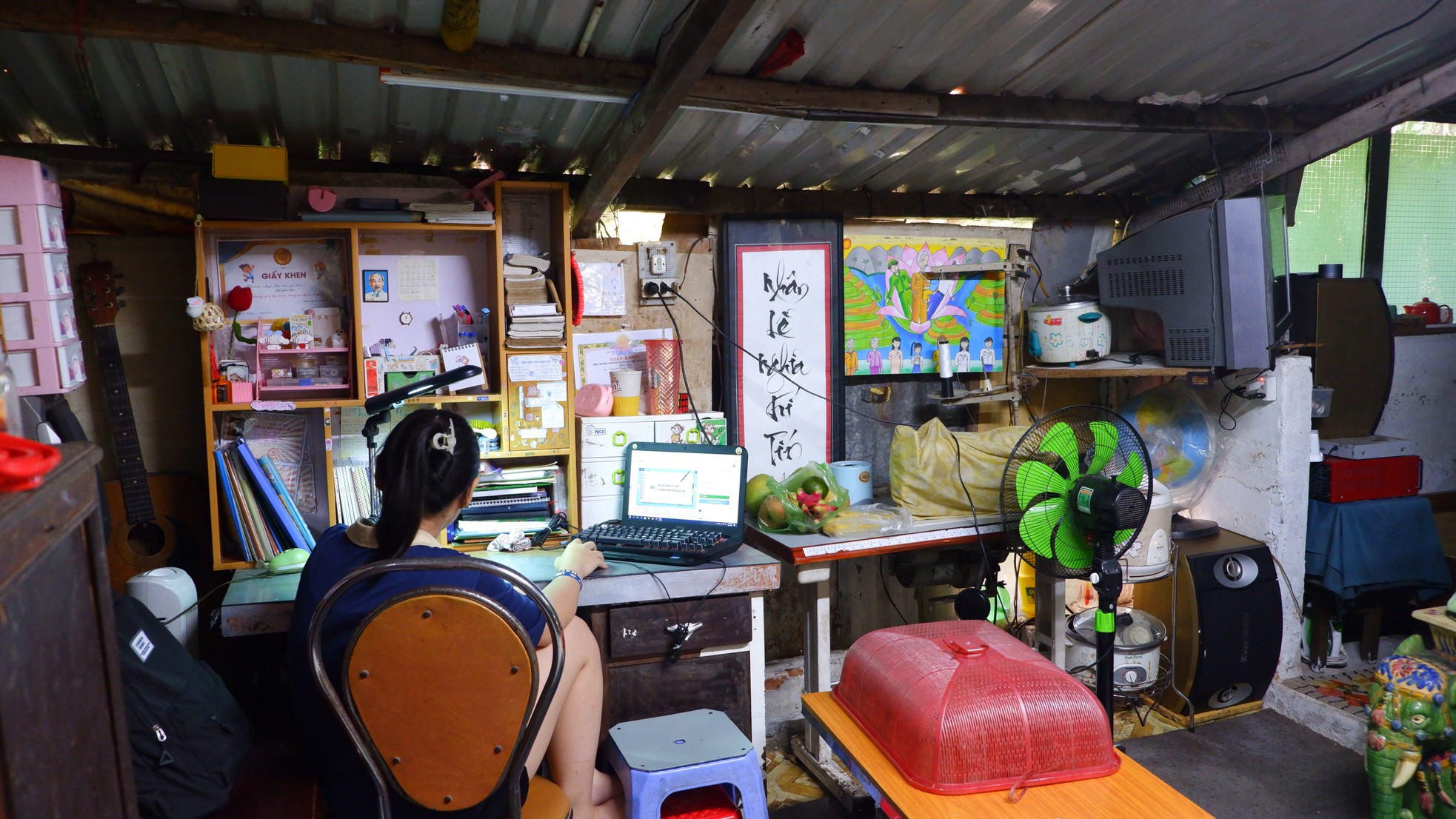 Căn phòng 30m2 của gia đình vừa làm nơi học, ăn uống, sinh hoạt của cả gia đình trong ẩm thấp, chật chội. Tôi già rồi, chỉ thương mấy đứa cháu học hành chật chội nóng bức. Trong khi chờ dự án triển khai, chỉ biết động viên con cháu ráng ở, ráng chờ - bà Thạnh cho biết.