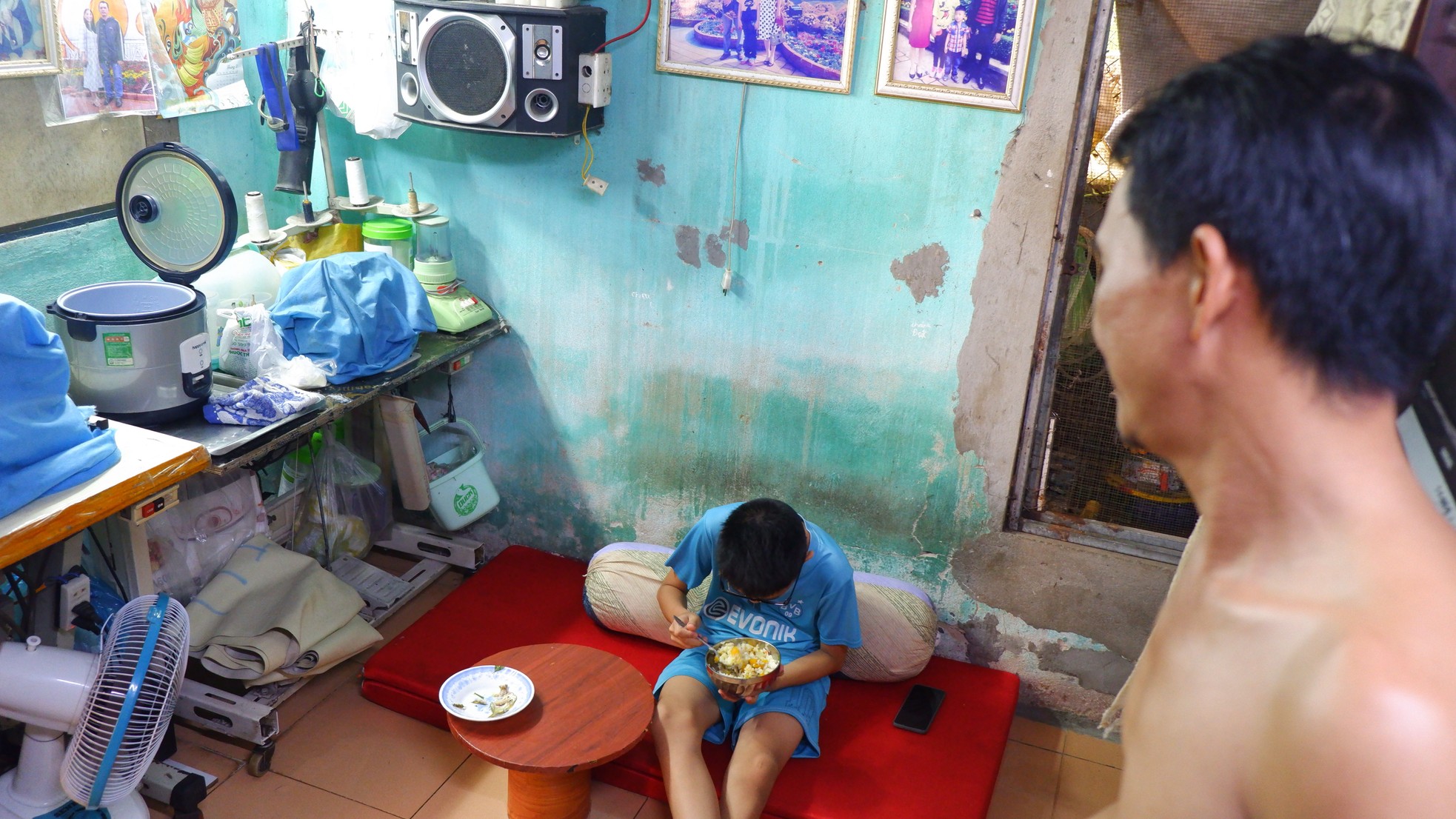 Anh Nguyễn Chánh Thọ và con trai trong căn phòng chưa tới 30m2 được mẹ bố trí cho gia đình mình (gồm vợ và 2 người con). Mới đây, tại buổi tiếp xúc cử tri với Đoàn đại biểu Quốc hội TP. Đà Nẵng, đại diện người dân khu vực tổ 9 phường Mỹ An đã phản ánh bức xúc và kiến nghị chính quyền quận Ngũ Hành Sơn và TP. Đà Nẵng xem xét, giải quyết.