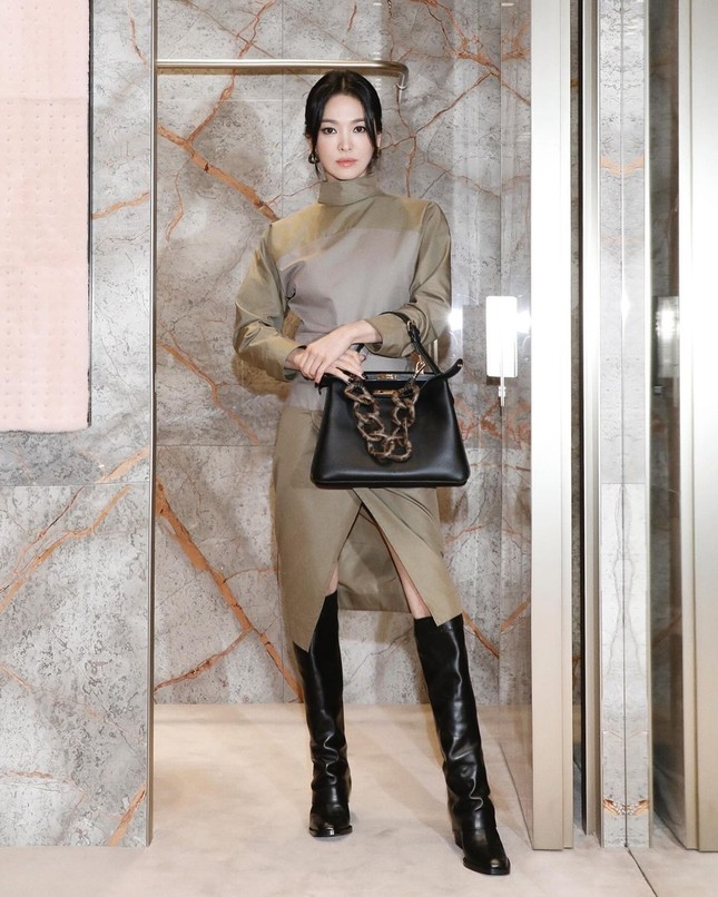 Đại sứ toàn cầu của Fendi - Song Hye Kyo diện đôi bốt cao bồi Fendi Peekaboo.