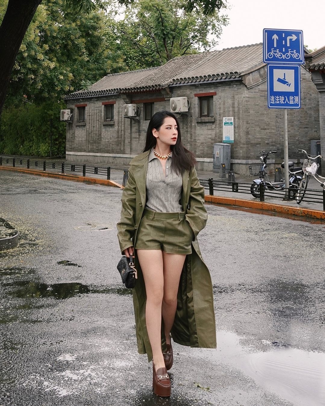 Xu hướng trench coat được Chi Pu lựa chọn trong chuyến công tác tại Đài Loan tháng 9. Ca sĩ ghi điểm với bộ cánh tông xanh lục chủ đạo, gồm áo khoác đồng điệu quần shorts, phối áo polo dệt kim và giày platform màu nâu.