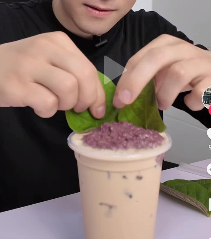 Netizen đã đua nhau ném đá kẻ đã sáng tạo ra thức uống kỳ cục này, lên án hành vi phí phạm thức ăn và bất chấp tất cả chỉ để lấy tiếng. (Ảnh: Facebook)