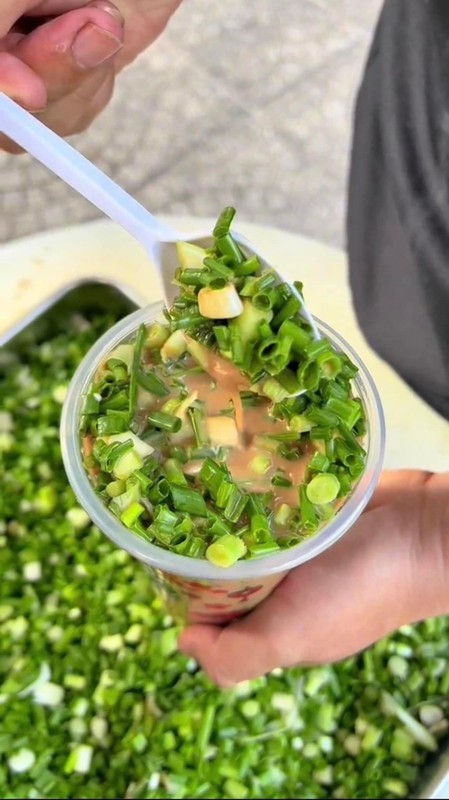 Trước đó, MXH cũng từng khiếp đảm với món trà sữa hành lá. Được biết, món trà sữa hành lá này được du nhập từ anh bạn phương Bắc - Trung Quốc.