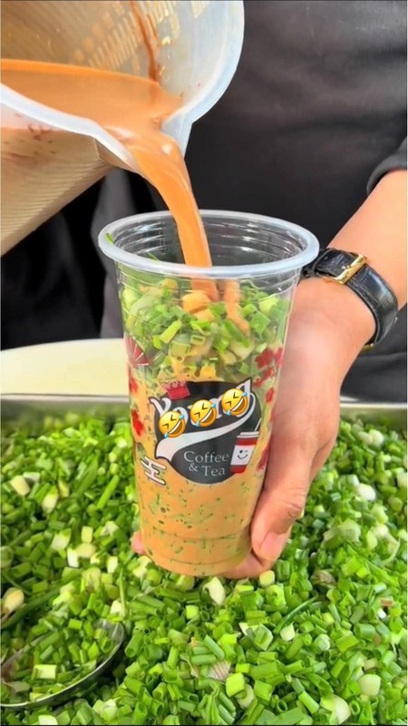 Trà sữa hành lá ở Thành Đô, tỉnh Tứ Xuyên từng khiến dân mê đồ ăn vặt Trung Quốc vừa e ngại, vừa tò mò hương vị của món nước. Sau khi giới thiệu không lâu, nó ngay lập tức trở thành chủ đề hot trên các diễn đàn ẩm thực đất nước tỷ dân.