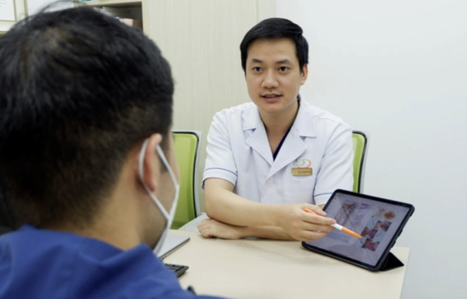 Bác sĩ Phạm Minh Ngọc, Phó Giám đốc Trung tâm Y học giới tính Hà Nội, thăm khám cho bệnh nhân. Ảnh: Bệnh viện cung cấp