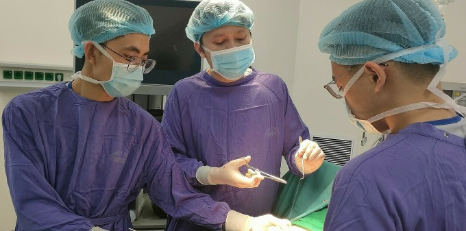 Bác sĩ Khải và kíp phẫu thuật cho bệnh nhân. Ảnh: Bác sĩ cung cấp